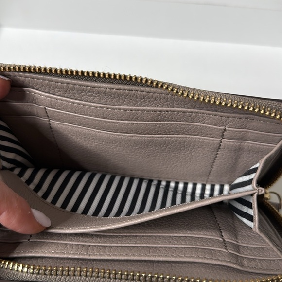 Kate Spade New York Cobble Hill Medium Lacey Wristlet in Warm Putty NWT - Picture 5 of 6